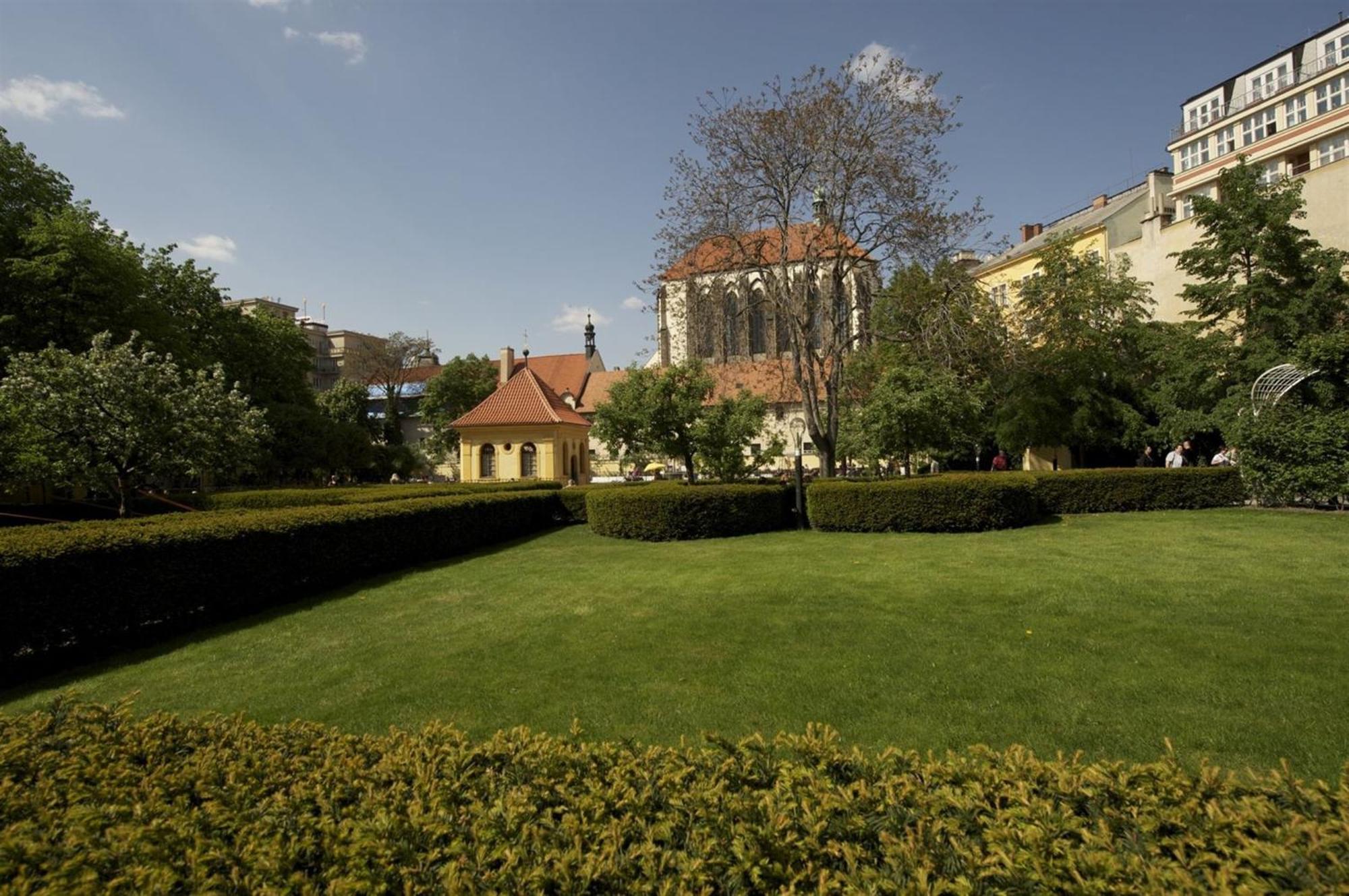Spacious 3-bedrooms Near Karlin Square Apartmán
